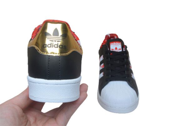 ⁦נעלי אדידס-ADIDAS Stan Smith - Black / Red / White⁩ – תמונה ⁦9⁩