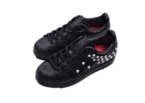 ⁦נעלי אדידס-ADIDAS Stan Smith - Black & White Dot⁩ – תמונה ⁦2⁩
