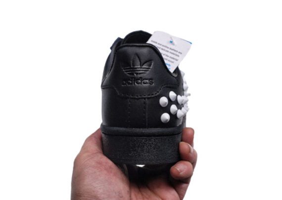 ⁦נעלי אדידס-ADIDAS Stan Smith - Black & White Dot⁩ – תמונה ⁦6⁩