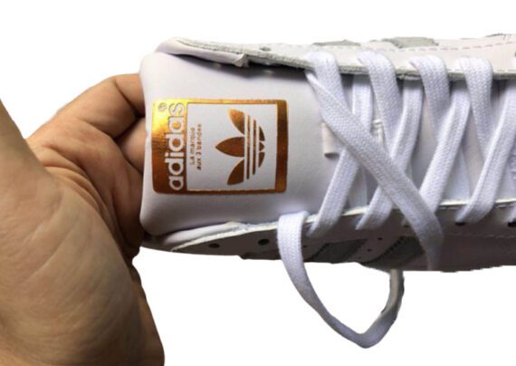 ⁦נעלי אדידס-ADIDAS Stan Smith - White & Gold Logo⁩ – תמונה ⁦2⁩
