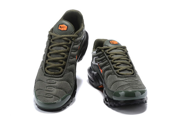 ⁦נעלי נייק-NIKE AIR MAX PLUS TN-ARMY GREEN-ORANGE LOGO⁩ – תמונה ⁦4⁩