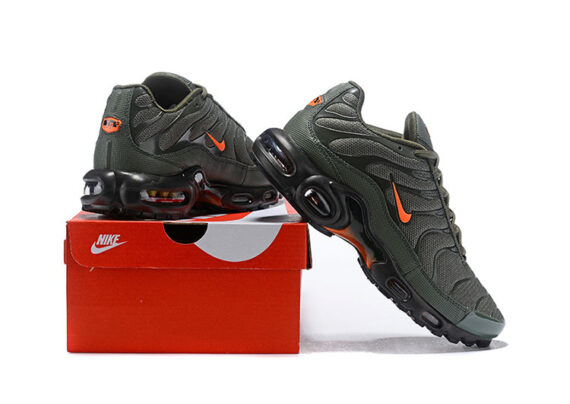 ⁦נעלי נייק-NIKE AIR MAX PLUS TN-ARMY GREEN-ORANGE LOGO⁩ – תמונה ⁦2⁩