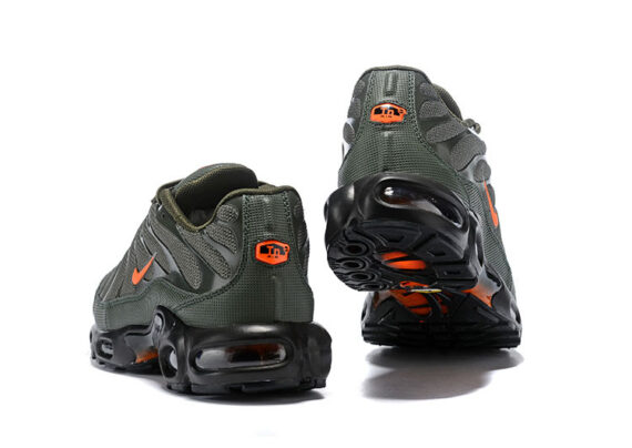 ⁦נעלי נייק-NIKE AIR MAX PLUS TN-ARMY GREEN-ORANGE LOGO⁩ – תמונה ⁦3⁩