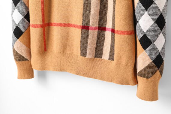 ⁦ברברי - BURBERRY SWETER - Porsche Black & Red⁩ – תמונה ⁦6⁩