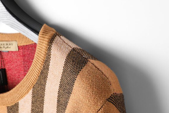 ⁦ברברי - BURBERRY SWETER - Porsche Black & Red⁩ – תמונה ⁦9⁩