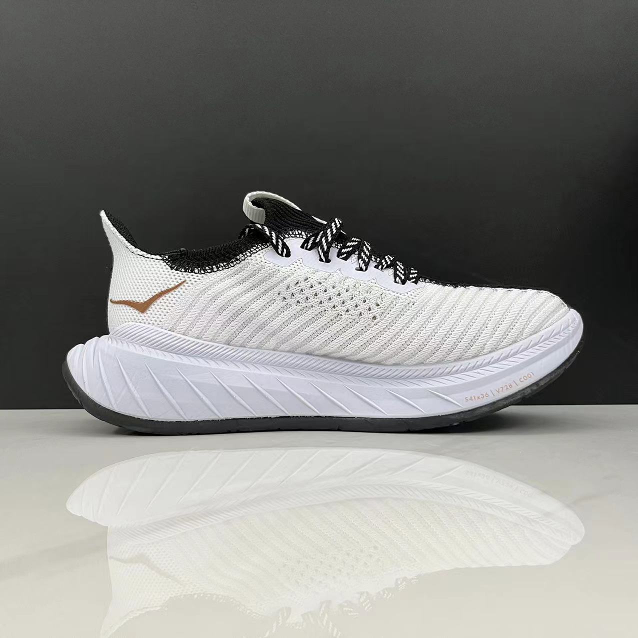 נעלי הוקה-HOKA ONE ONE CARBON X3 Black – תמונה 5